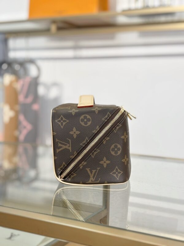 lv toiletry bag m11750