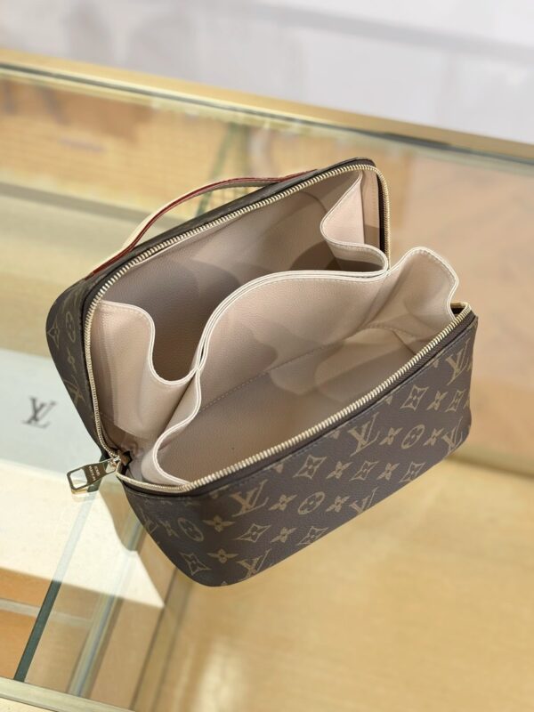 lv toiletry bag m11750