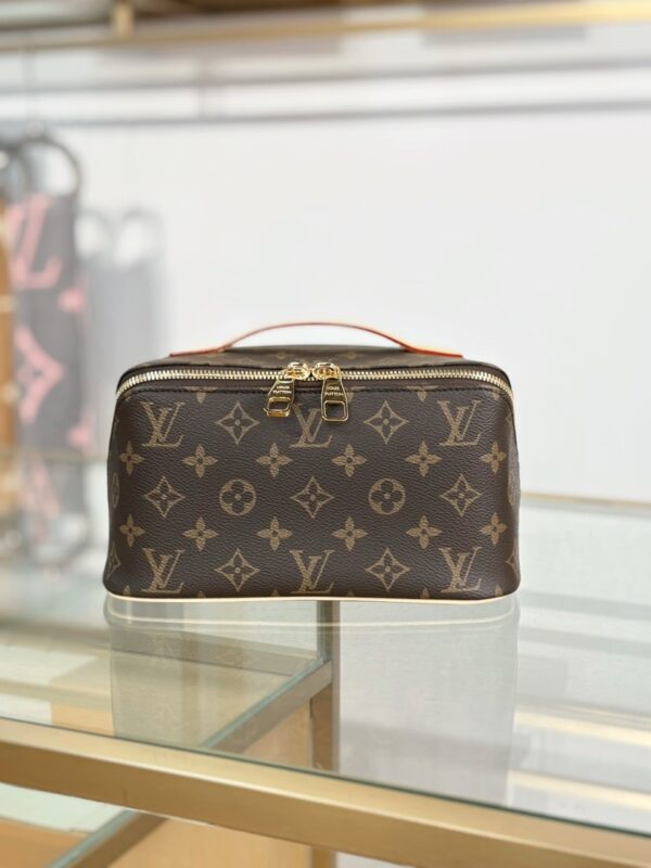lv toiletry bag m11750