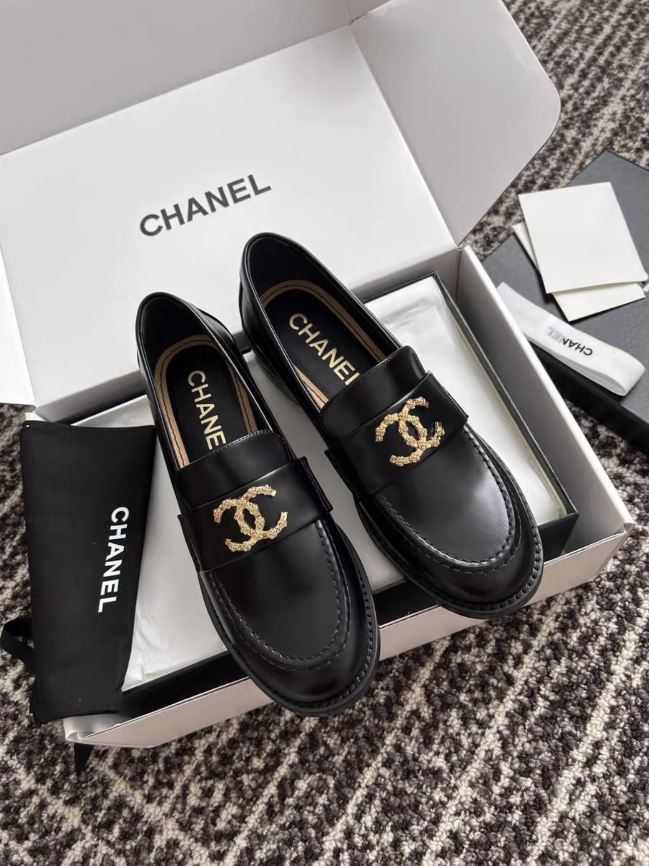 Screenshot CHANEL 24S Cowhide Leather Versatile Loafers Black - 图片 2
