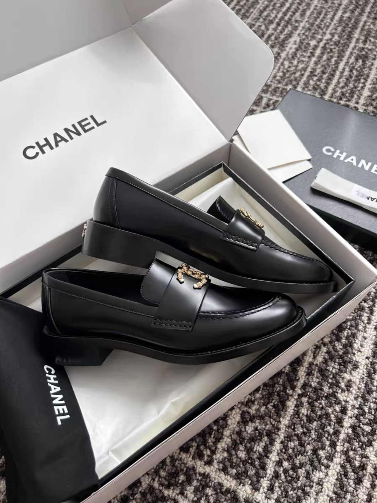 Screenshot CHANEL 24S Cowhide Leather Versatile Loafers Black - 图片 3