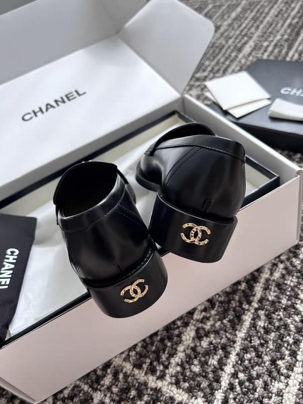 Screenshot CHANEL 24S Cowhide Leather Versatile Loafers Black - 图片 4
