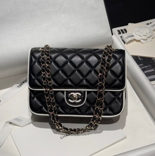 chanel flap bag lambskin black & white