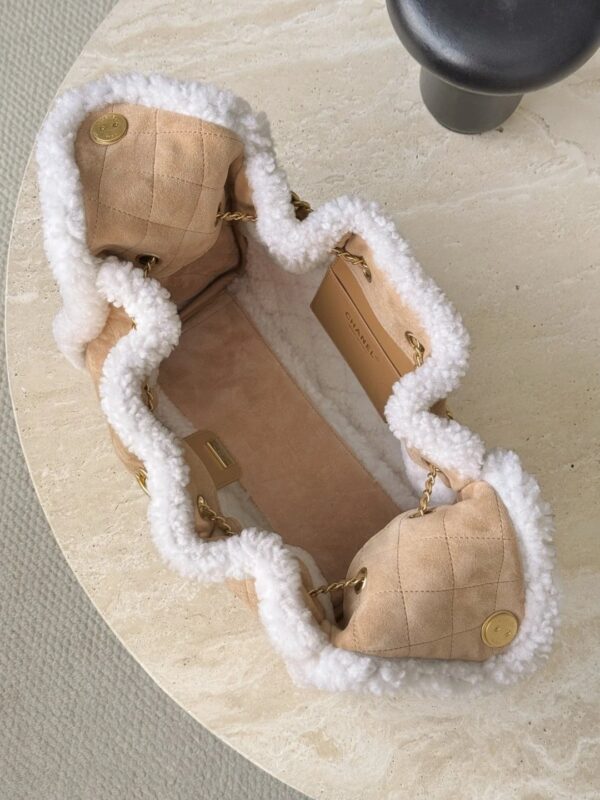 CHANEL 25K 25bag Small Crumpled Shearling Sheepskin