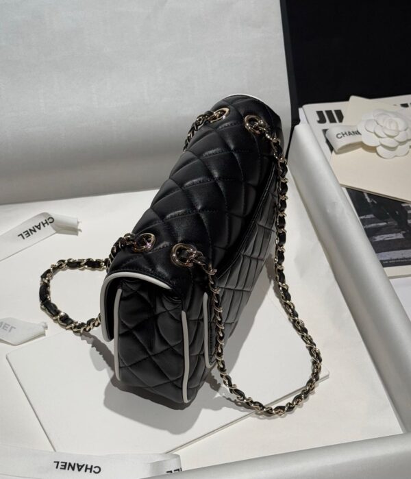 CHANEL Flap bag Lambskin black & white