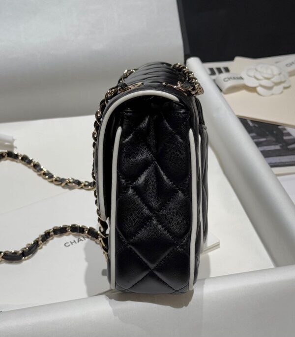 CHANEL Flap bag Lambskin black & white