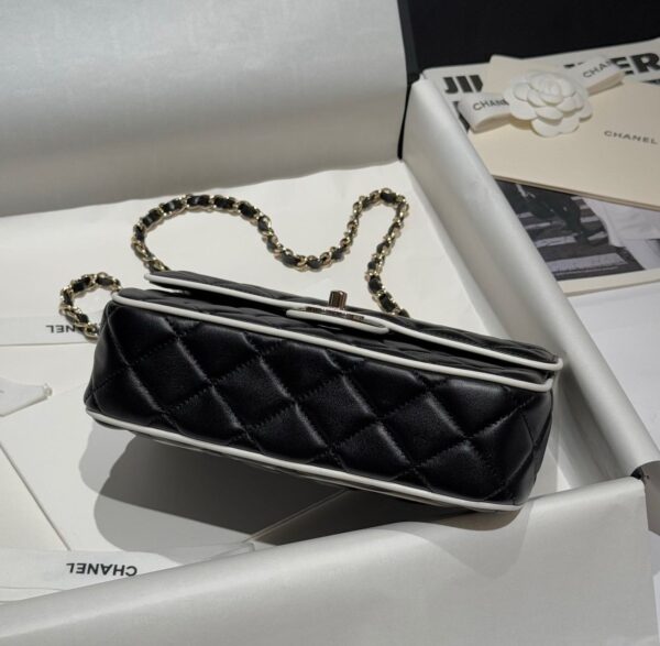 CHANEL Flap bag Lambskin black & white