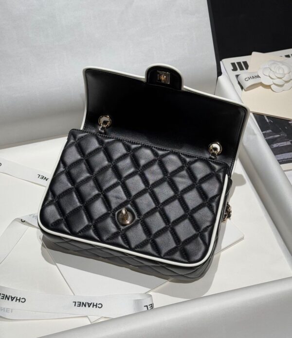 CHANEL Flap bag Lambskin black & white