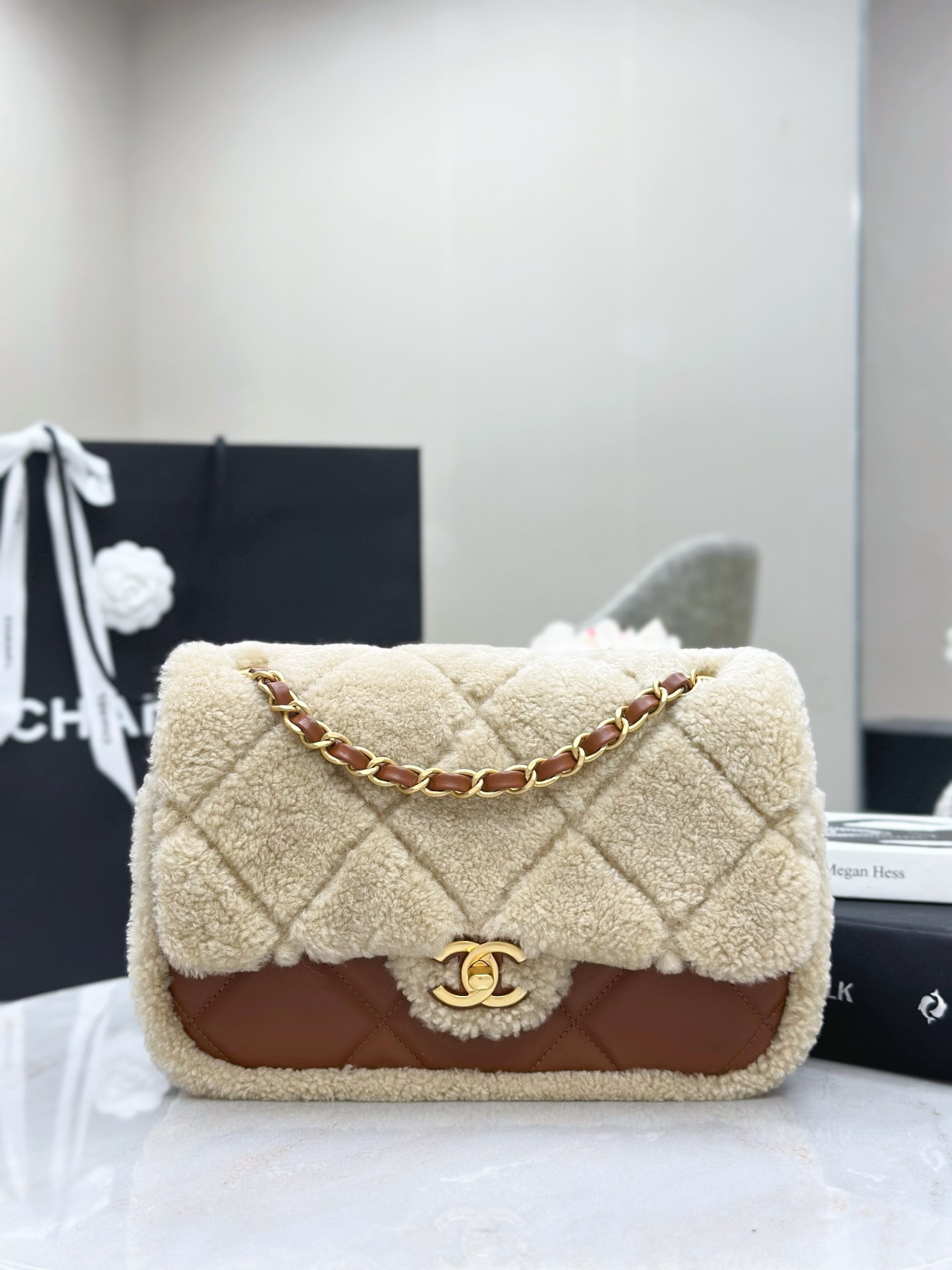 IMG_0594 CHANEL 24K Teddy Bear-Shearling Flap Bag - 图片 2