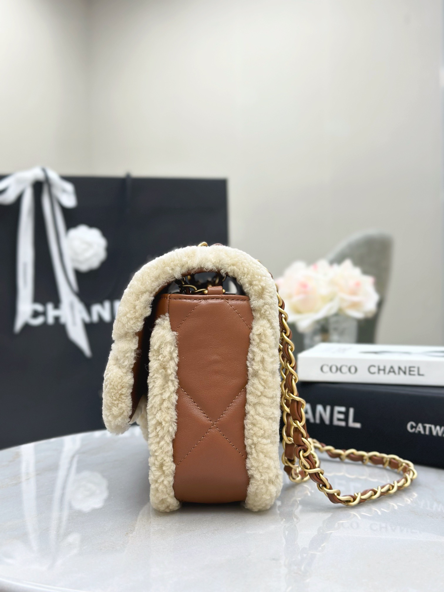 IMG_0597 CHANEL 24K Teddy Bear-Shearling Flap Bag - 图片 3