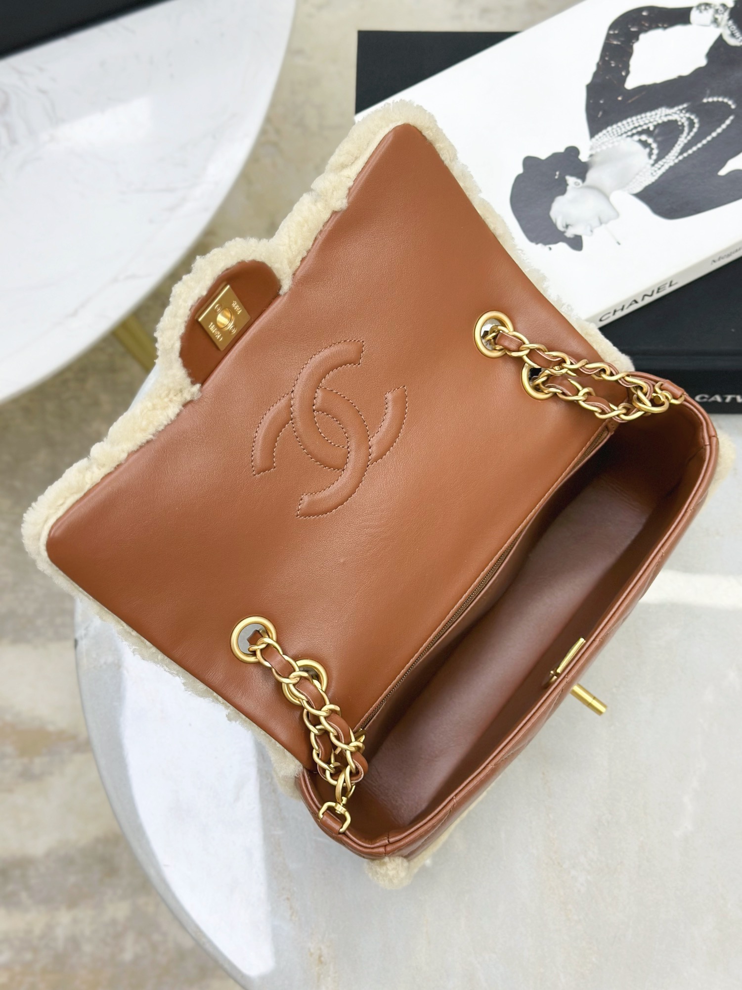 IMG_0601 CHANEL 24K Teddy Bear-Shearling Flap Bag - 图片 7