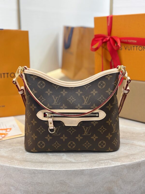 LV Line-Up BB  M28423