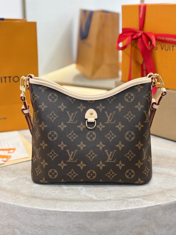 LV Line-Up BB  M28423