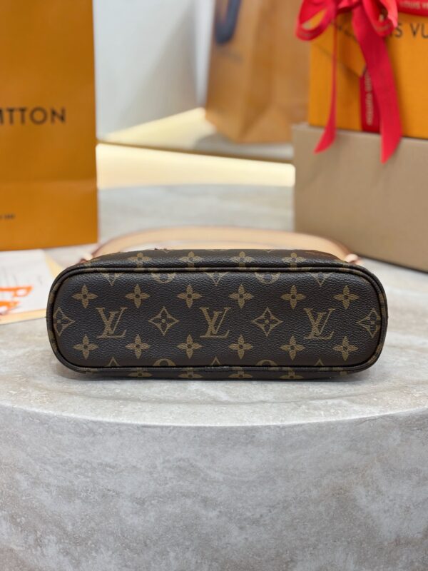 LV Line-Up BB  M28423