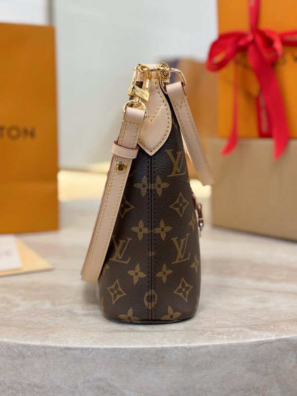 LV Line-Up BB  M28423