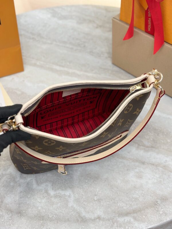 LV Line-Up BB  M28423