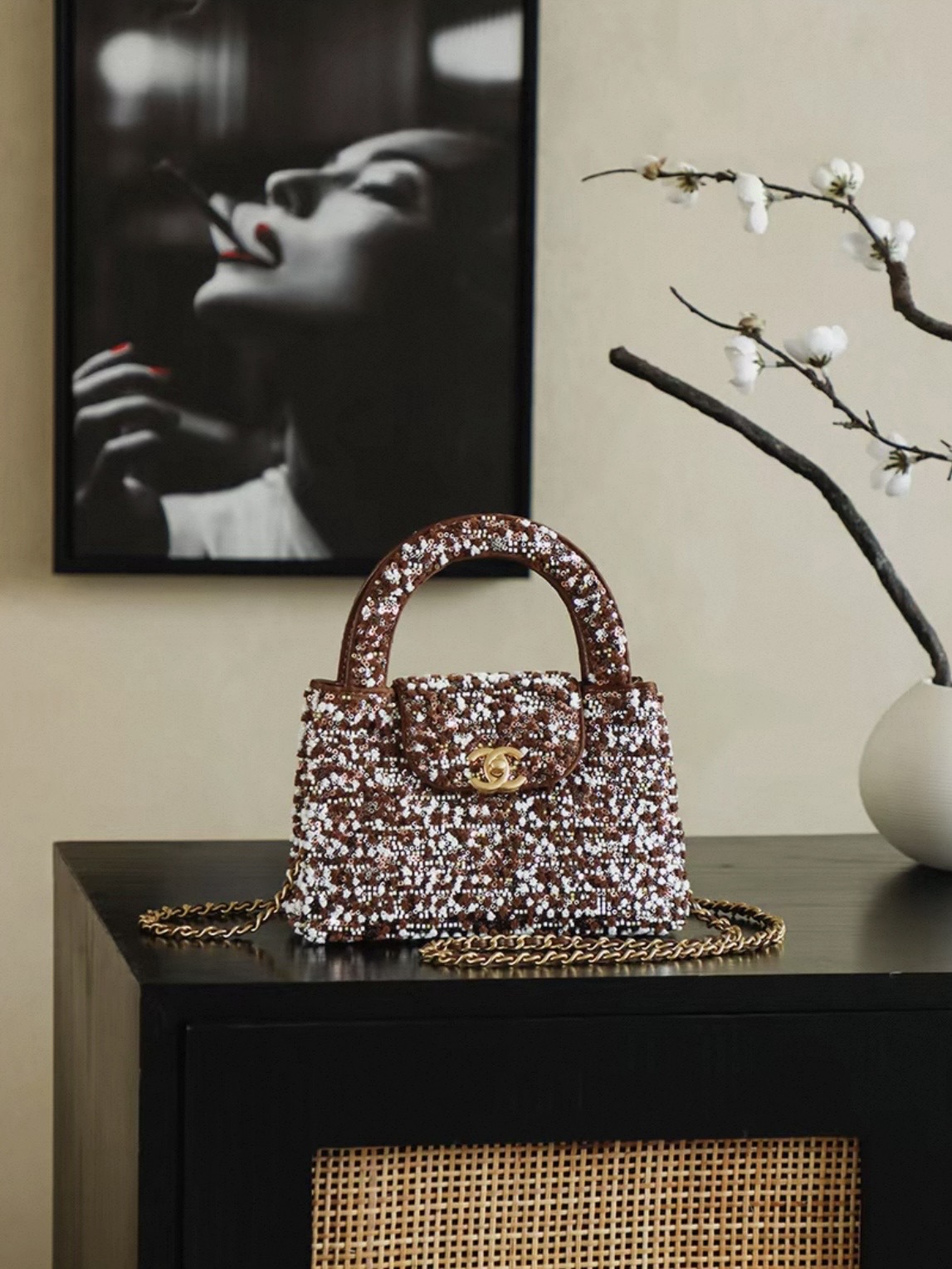Screenshot CHANEL Kelly 26c Bag in Brown Base Fabric with Dense Bead and Sequin Embroidery - 图片 2