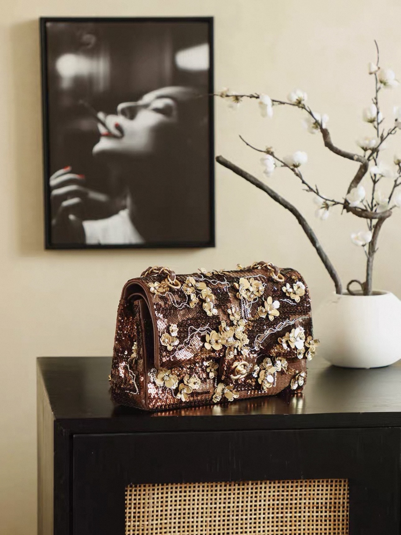 Screenshot CHANEL Medium Large Classic Flap Bag in Embroidered Satin, Sequins, Glass beads - 图片 3