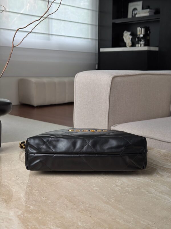 CHANEL Shiny Calfskin Quilted 22bag Black