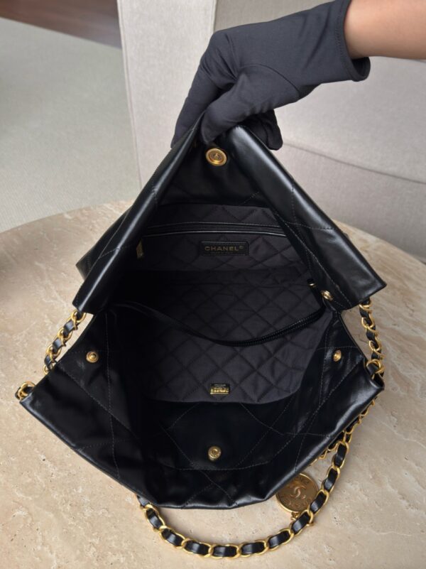 CHANEL Shiny Calfskin Quilted 22bag Black