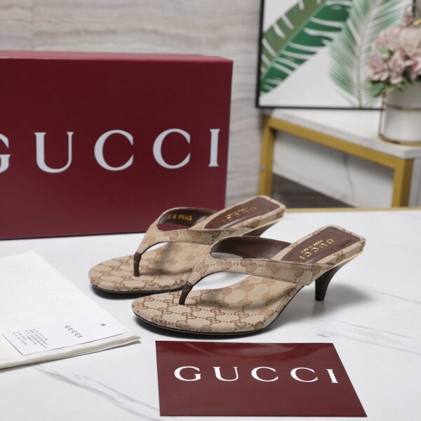 GUCCI Vuttoria thong in sand and brown GG canvas