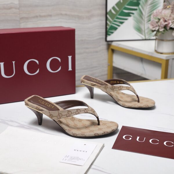 GUCCI Vuttoria thong in sand and brown GG canvas
