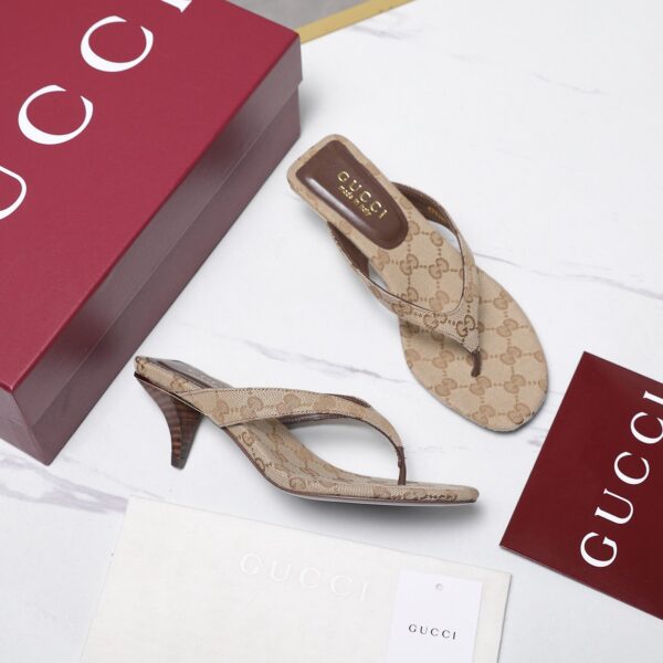 GUCCI Vuttoria thong in sand and brown GG canvas