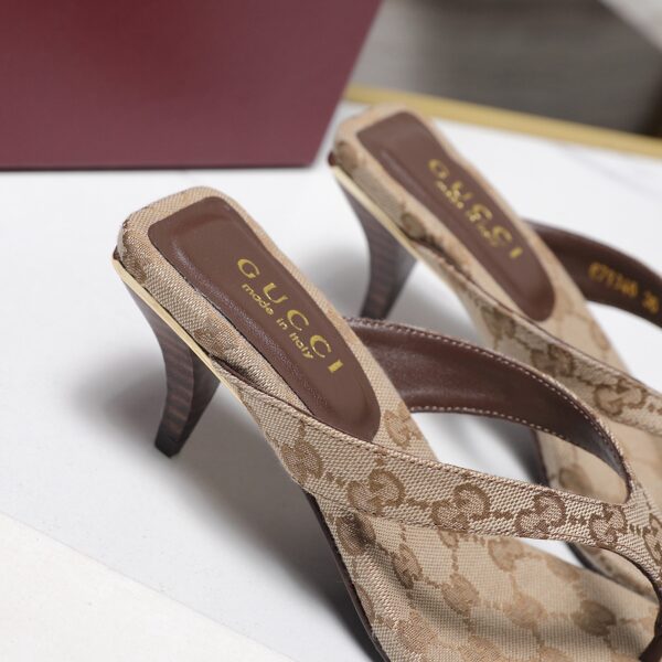 GUCCI Vuttoria thong in sand and brown GG canvas