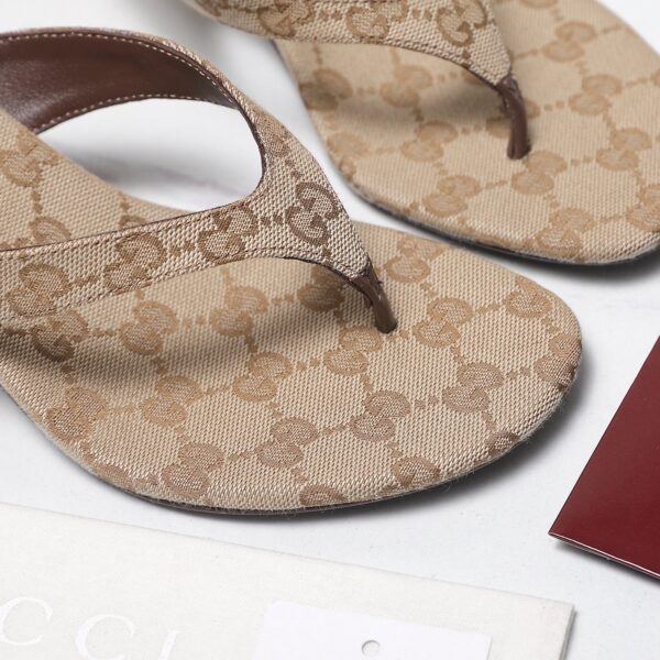 GUCCI Vuttoria thong in sand and brown GG canvas