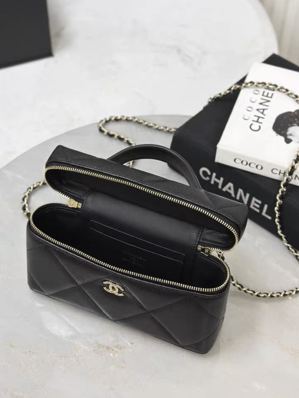 Screenshot CHANEL 25K Vanity with chain – Grained calfskin - 图片 6