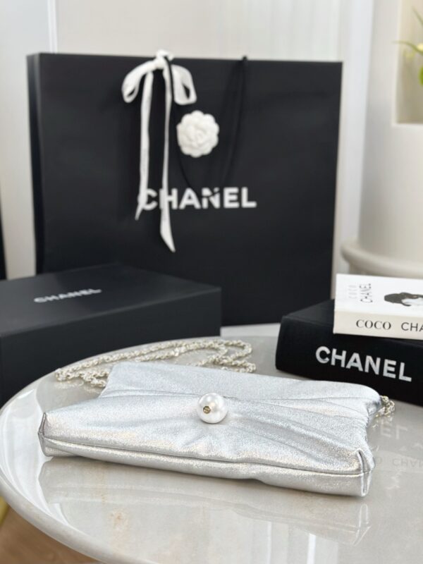 CHANEL clutch bag with pearl