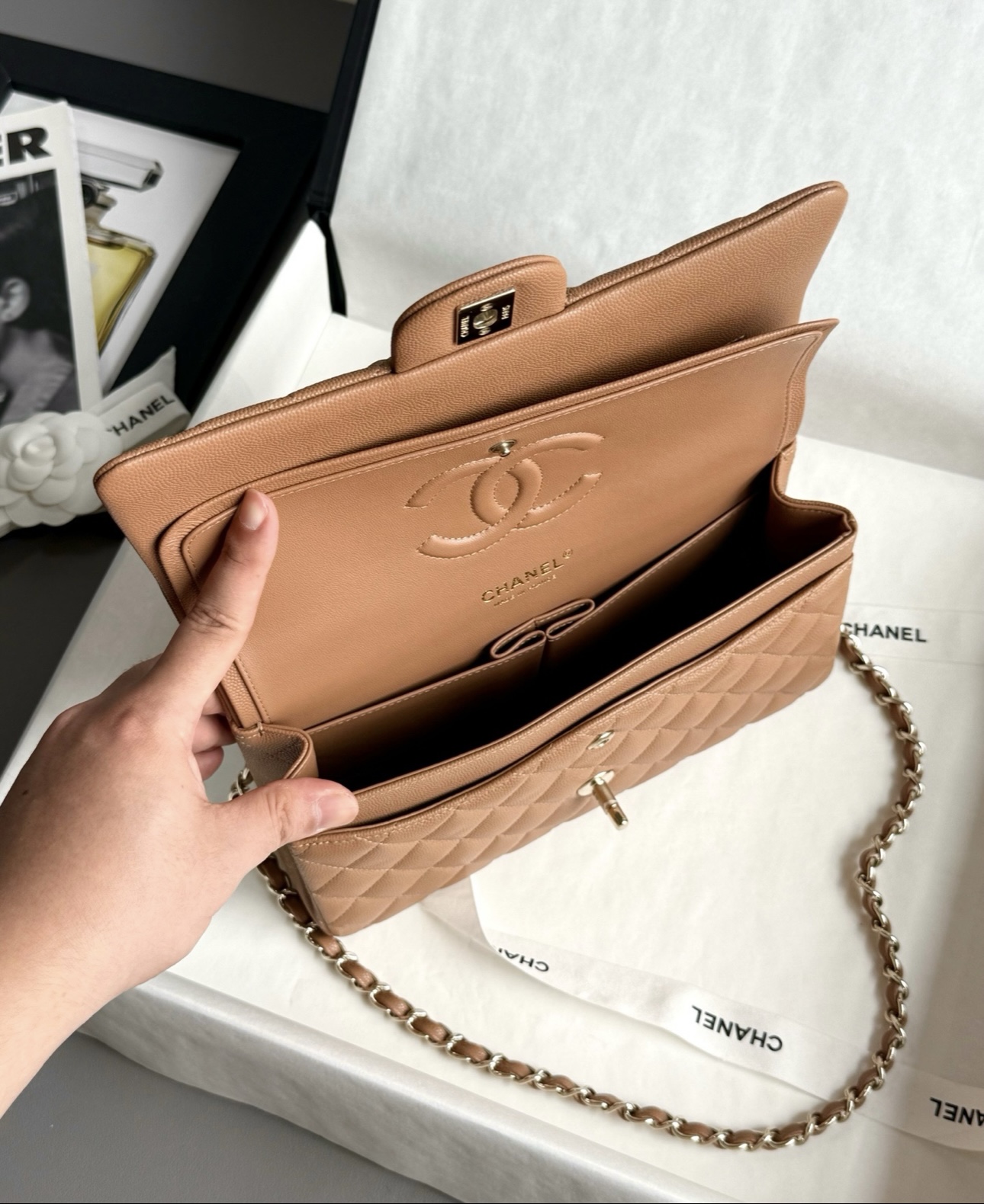 Screenshot CHANEL Caramel Classique Flap Medium Handbag Caviar Leather - 图片 8