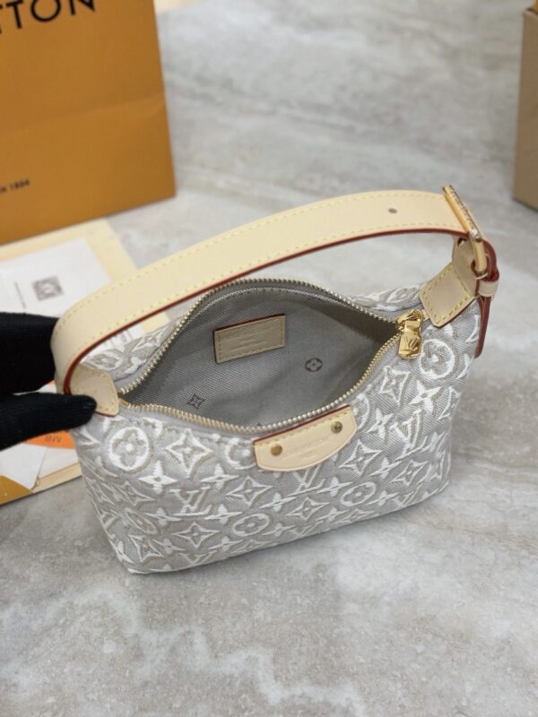 LV POCHETTE HILLS M29879