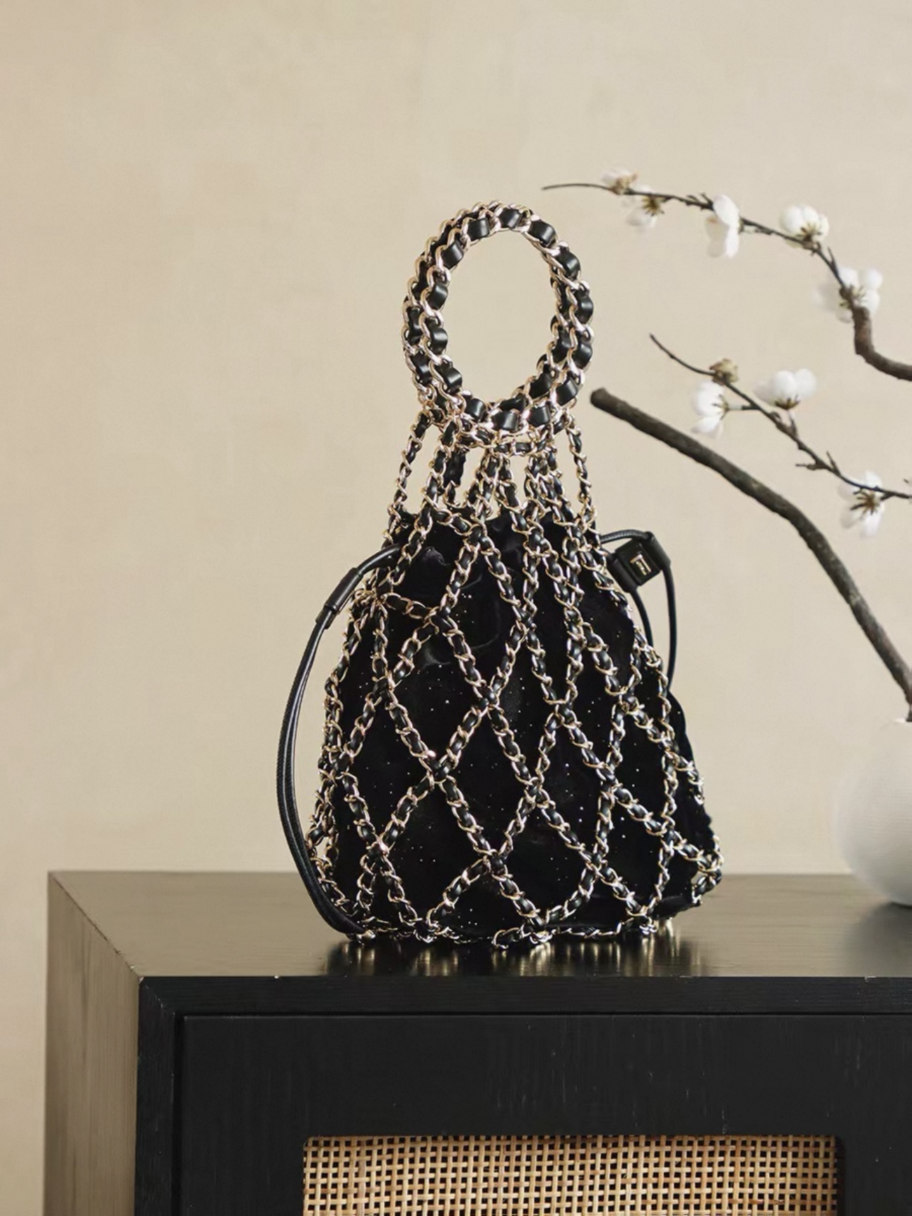 Screenshot Chanel Métiers d’Art Runway black embellished tweed & leather chain link net bag with gold hardware - 图片 3