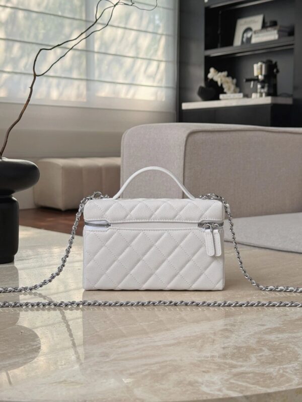 chanel vanity with chain strass star