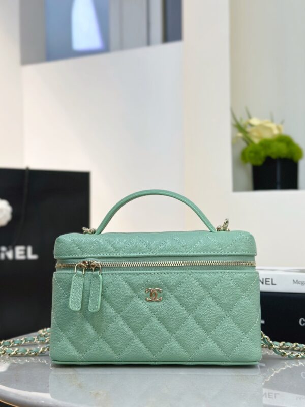 CHANEL Vanity with chain - Grained calfskin