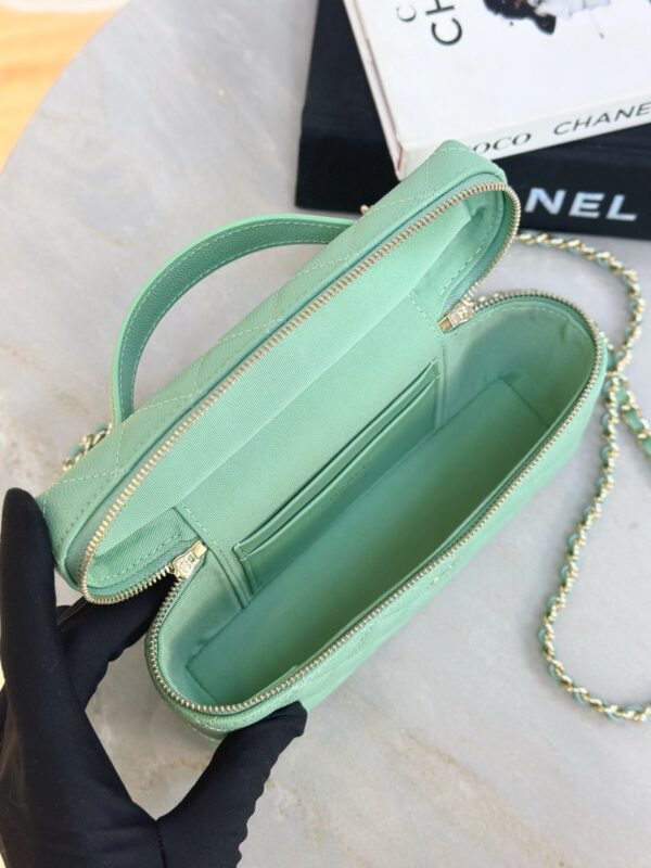 CHANEL Vanity with chain - Grained calfskin