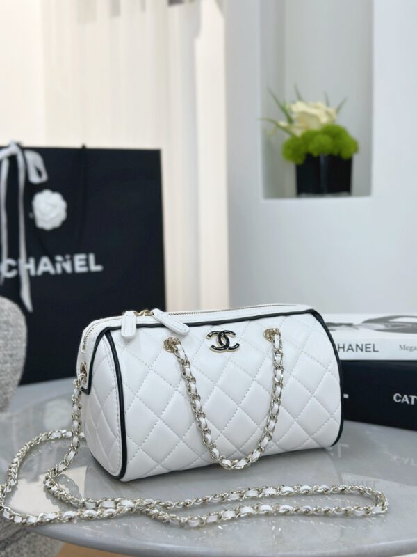 CHANEL Clutch With Chain