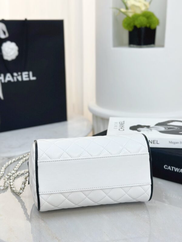 CHANEL Clutch With Chain
