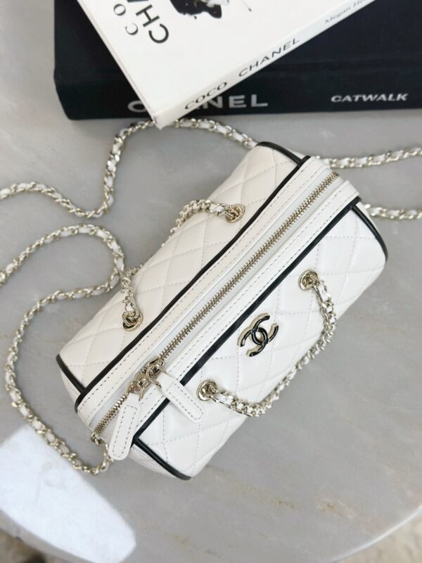 CHANEL Clutch With Chain