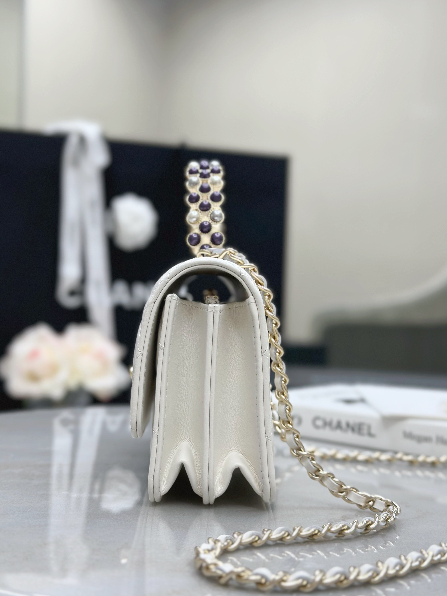 IMG_3311 CHANEL Pearl-Embellished WOC Flap Bag - 图片 3
