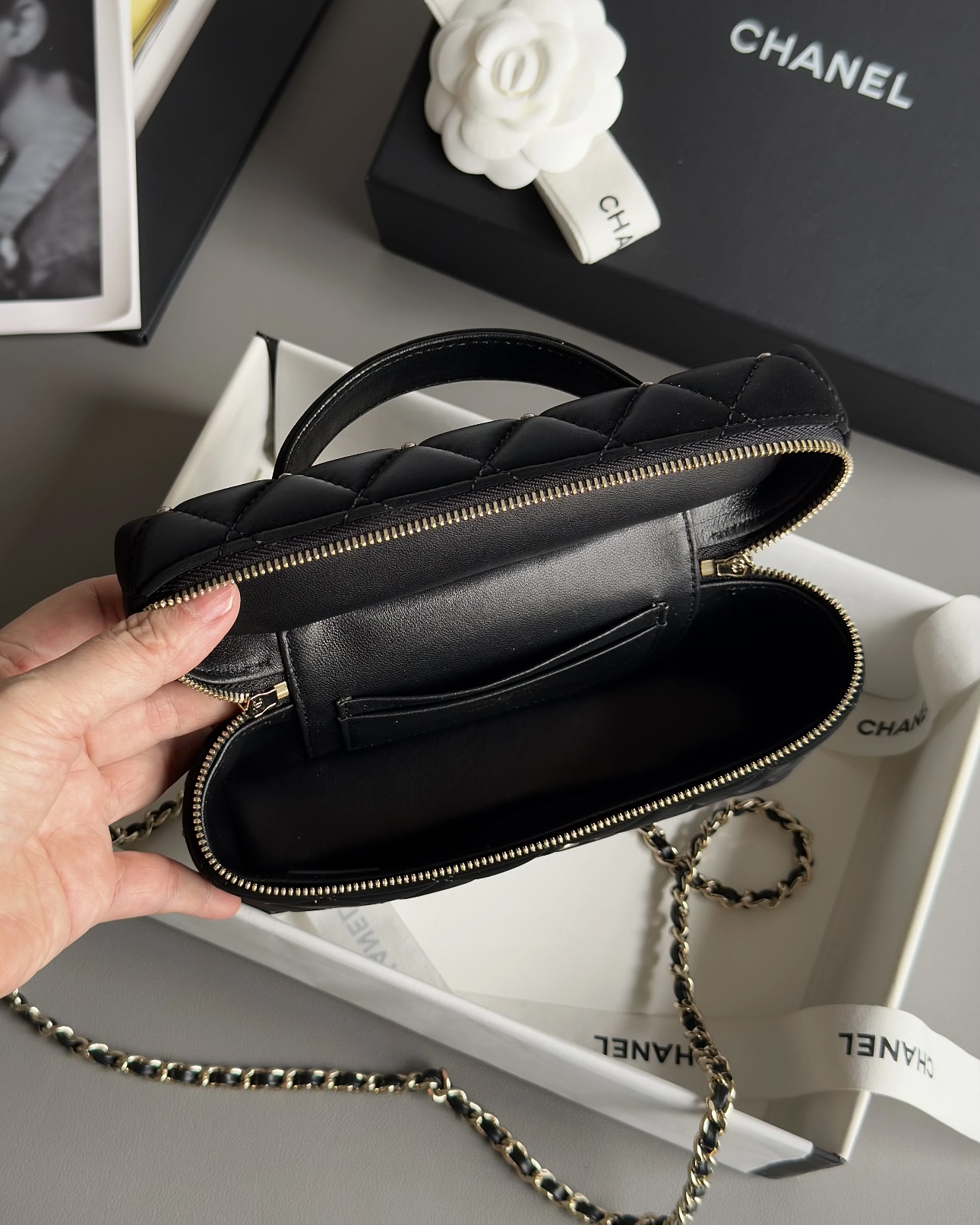 Screenshot CHANEL Vanity with Chain Velvet Diamanté - 图片 8