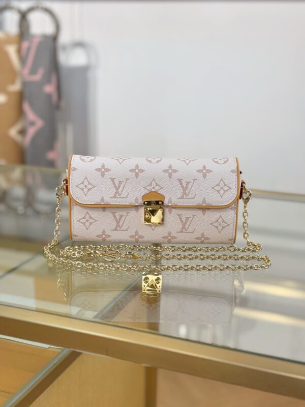 LV Pochette Clle M13566