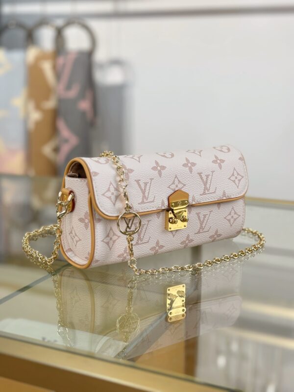 LV Pochette Clle M13566