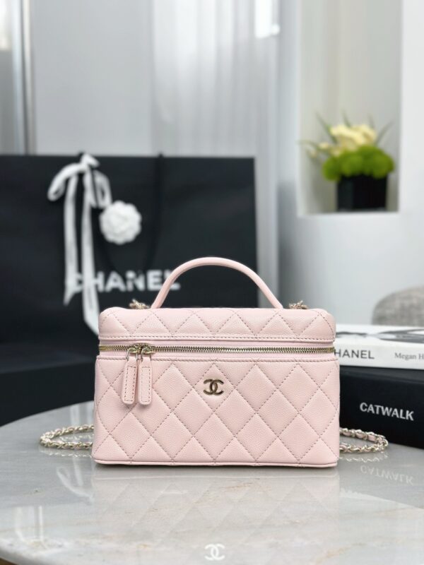 CHANEL Vanity with chain – Grained calfskin