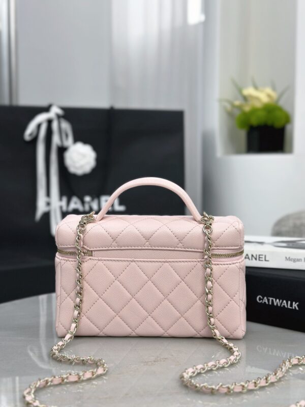 CHANEL Vanity with chain – Grained calfskin