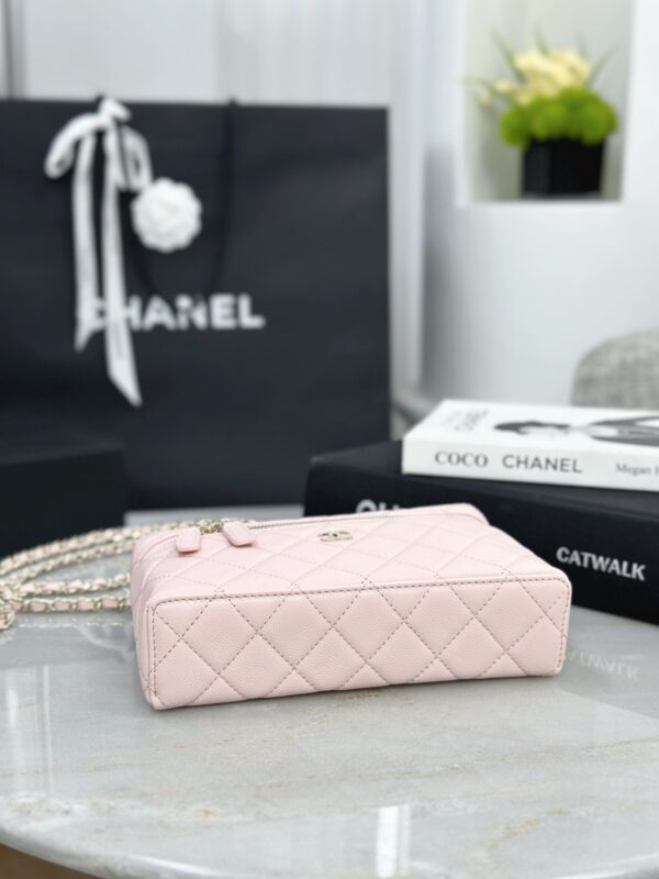 CHANEL Vanity with chain – Grained calfskin