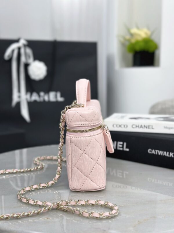 CHANEL Vanity with chain – Grained calfskin