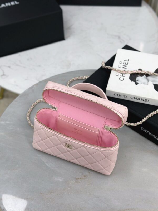 CHANEL Vanity with chain – Grained calfskin