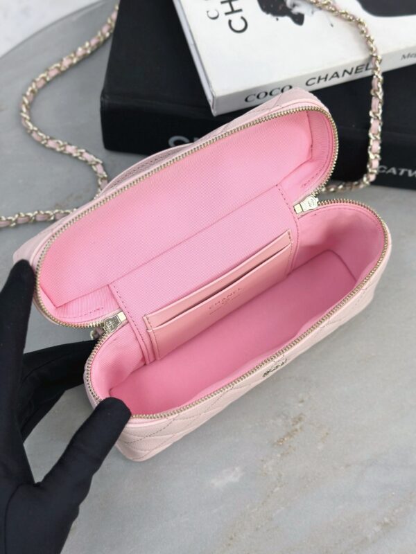 CHANEL Vanity with chain – Grained calfskin